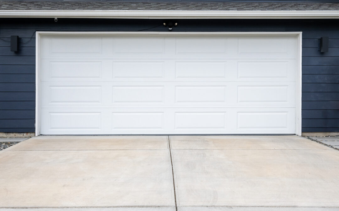 What to Consider: Repair vs. Replacing an Old Garage Door